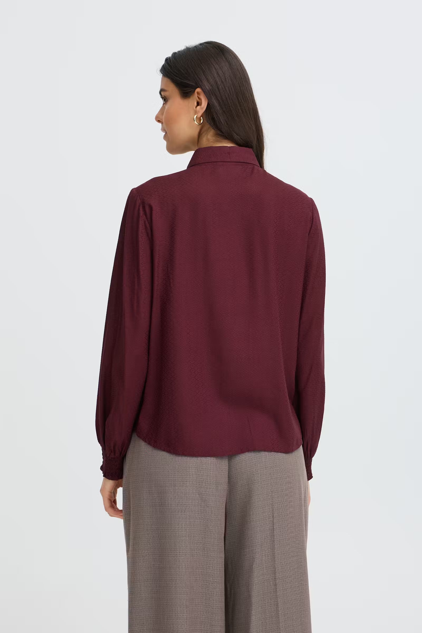 Back view of Fransa Cajsa burgundy straight fit blouse