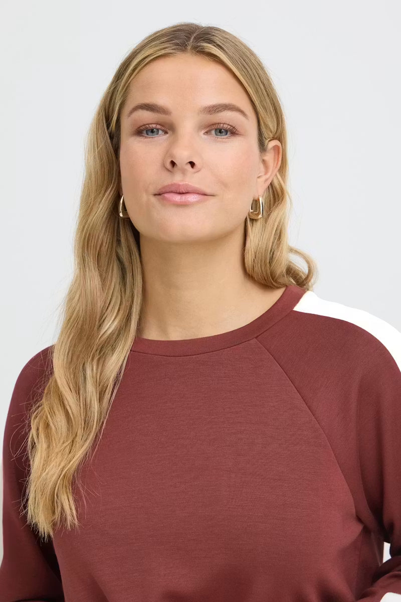 Fransa Aurora contrast sleeve sweatshirt crew neckline and raglan seam close-up