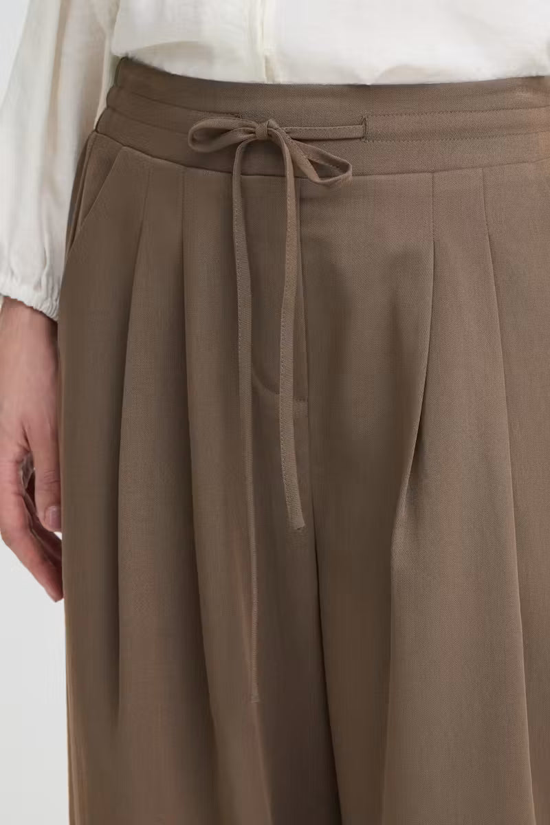 Fransa Veda brown trousers pleated front and drawstring elastic waist close-up