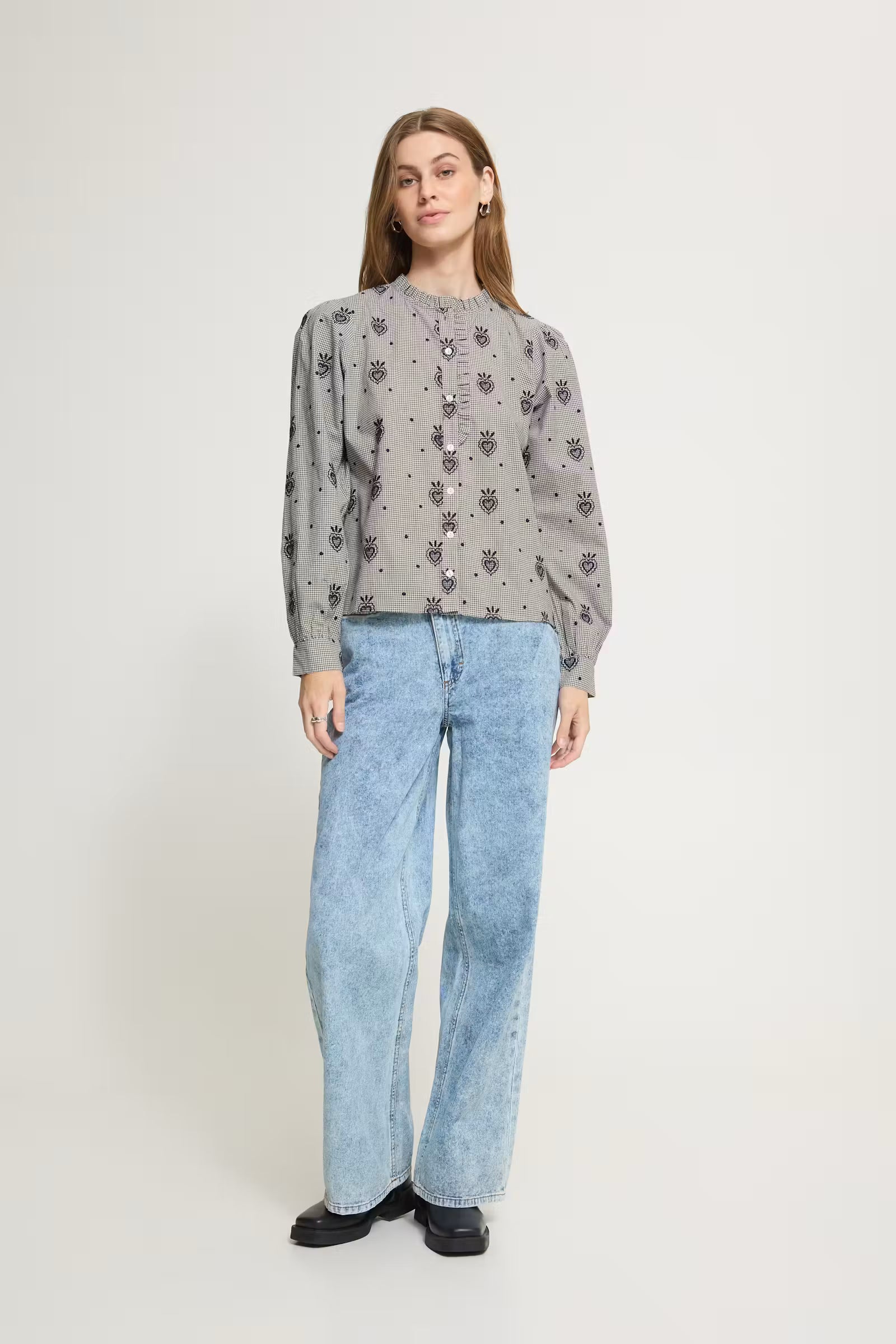 ICHI Heloza dark blue printed blouse styled with light blue jeans