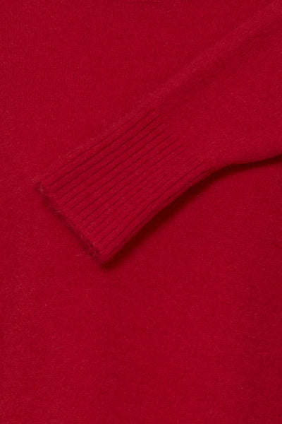 Close-up of ICHI Sage red jumper ribbed hem and knit finish
