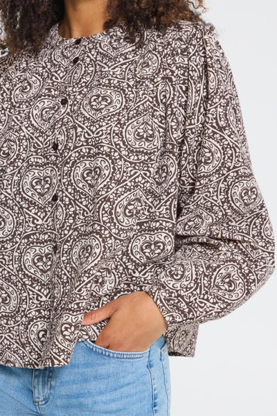Close-up of ICHI Katilio brown heart print shirt sleeve and patterned fabric