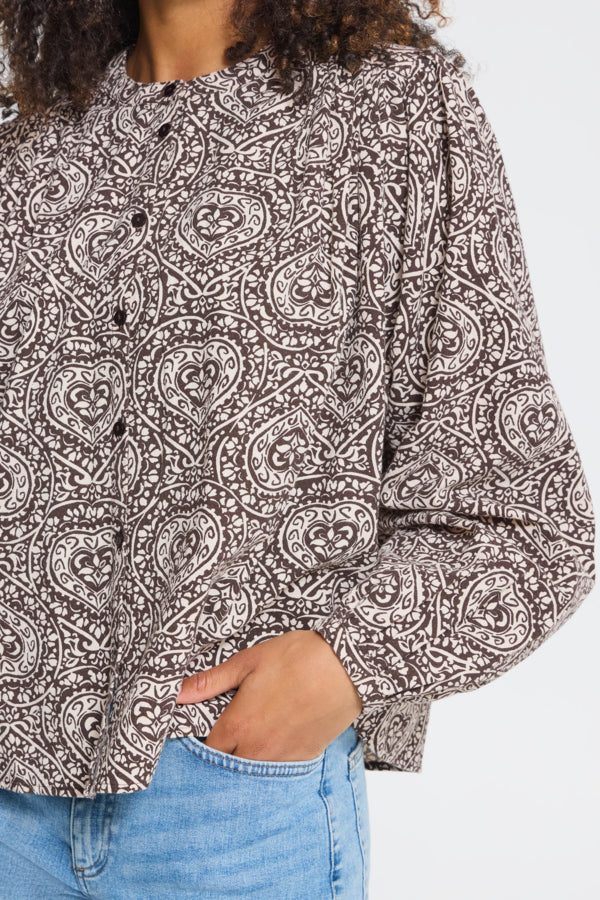 Close-up of ICHI Katilio brown heart print shirt sleeve and patterned fabric