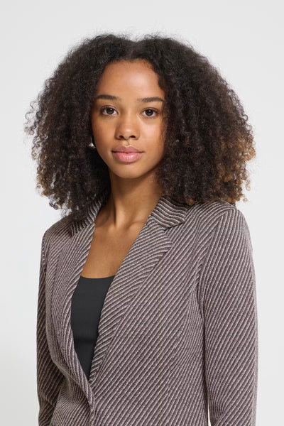 Close-up of ICHI Kate Twillish blazer notched lapel and slim tailored fit